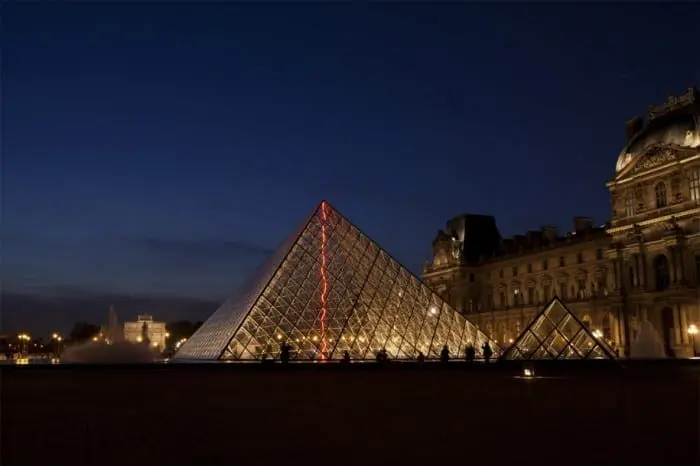 FIAC-Paris-cl-sous-le-plus-grand-chapiteau-du-monde-louvre-photo.-fabrice-seixas-915x610