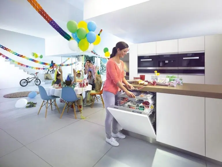 Wie lässt sich in Küchen mit komplett grifflosen Fronten ein vollintegrierter Geschirrspüler öffnen?  Die Antwort von Miele heißt: Knock2open.