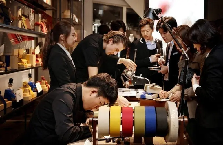 Burberry-celebrates-its-first-Korean-flagshi_006