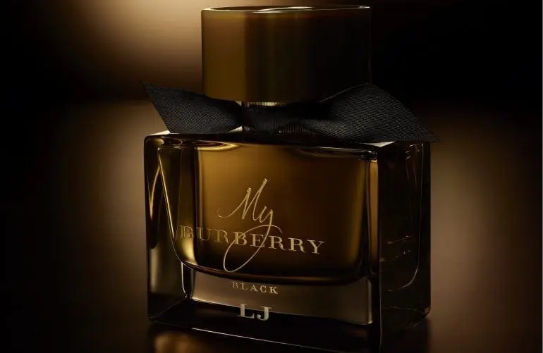 my_burberry_black_ambient_stills_monogrammed_02