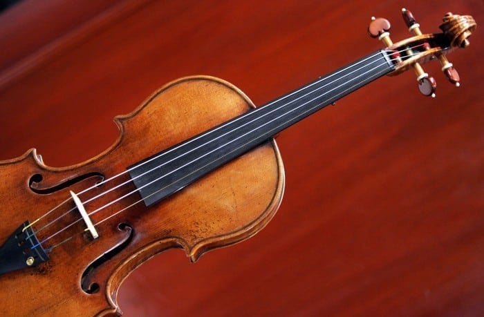 New York, UNITED STATES: A 1729 Stradivari known as the "Solomon, Ex-Lambert" is on display 27 March, 2007 at Christie's in New York. The fine musical instrument, valued at USD 1,000,000-1,500,000 will be auctioned 02 April, 2007 at Christie's. AFP PHOTO/DON EMMERT (Photo credit should read DON EMMERT/AFP/Getty Images)
