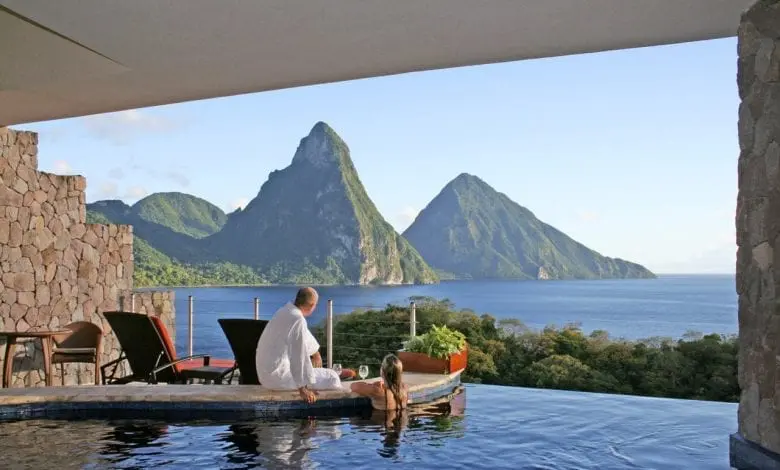Jade Mountain – Paradisul vegheat de vulcani