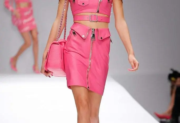 Moschino primăvară-vară 2015 – omagiu adus păpușii Barbie