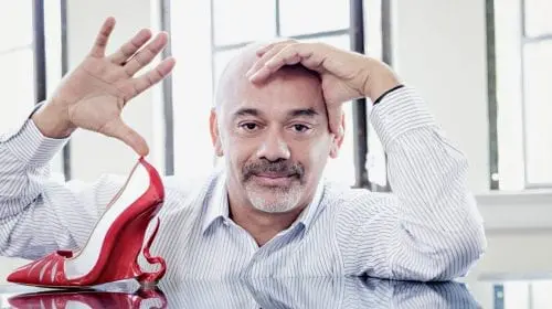 Angelina Jolie îşi uneşte forţele cu Louboutin pentru o cauza nobilă