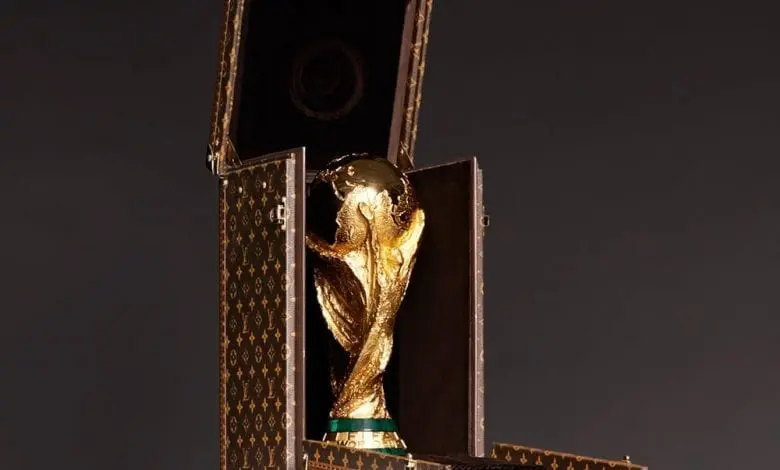 Gisele Bündchen prezintă caseta Louis Vuitton realizată special pentru Trofeul Cupei Mondiale FIFA 2014