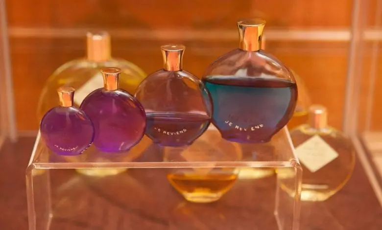 „Istorie cu Parfum” – cea mai mare expoziţie de sticle de parfum din România