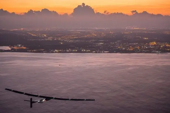 OMEGA îi felicită pe André Borschberg pentru aterizarea din Hawaii