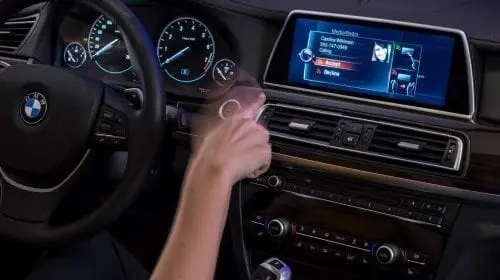 Noua tehnologie BMW vă transformă mașina într-un touchscreen uriaș