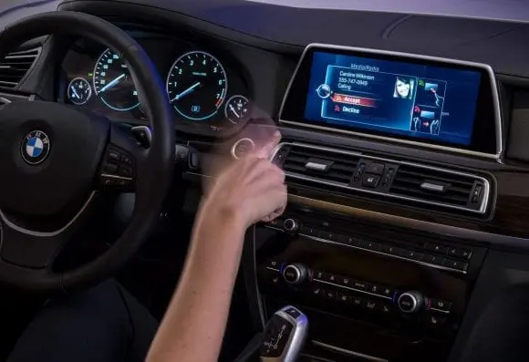 Noua tehnologie BMW vă transformă mașina într-un touchscreen uriaș