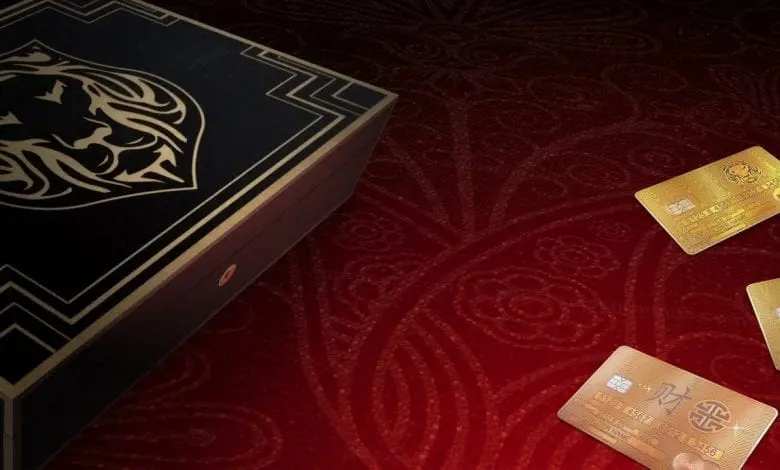 Aurae prezintă primul MasterCard din aur