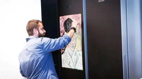 Miele lansează în România primul frigider cu front de tablă neagră