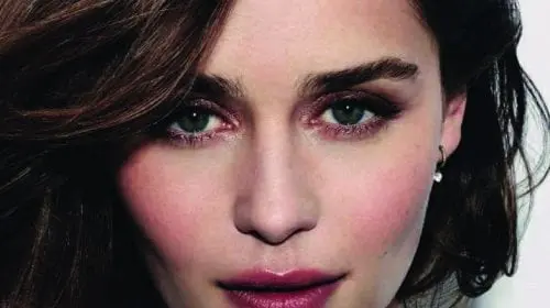 EMILIA CLARKE ESTE NOUA IMAGINE A PARFUMULUI  DOLCE&GABBANA THE ONE
