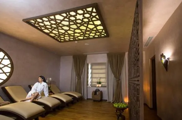 3 masaje asiatice care îți fac mai ușoară întoarcerea la birou