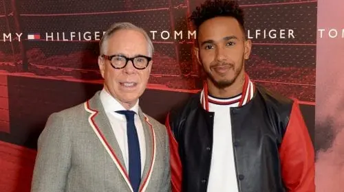 TOMMY HILFIGER îl anunță pe campionul mondial de Formula 1, LEWIS HAMILTON, ambasador pentru TOMMY HILFIGER MEN’S