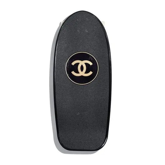 S-a lansat primul skateboard de lux marca Chanel