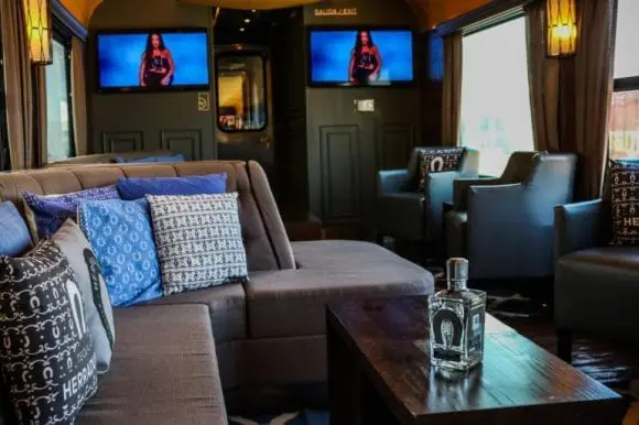 Trenul de lux pentru iubitorii de tequila circulă în Mexic. Cât costă călătoria?