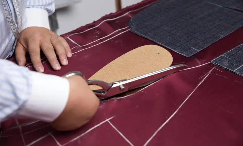 Diferența dintre costumul bespoke și costumul made-to-measure, la SARTO