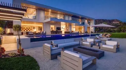 Conacul de 50 de milioane de dolari din Malibu, la pachet cu o plajă