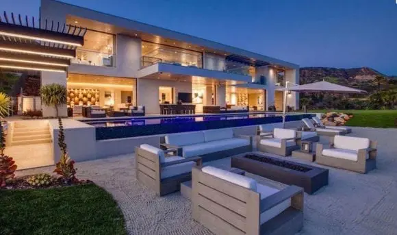Conacul de 50 de milioane de dolari din Malibu, la pachet cu o plajă