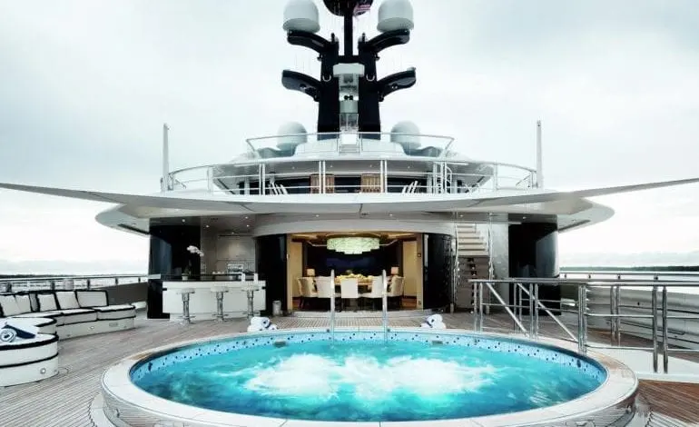 Iahtul de 250 milioane de dolari unde Kylie Jenner sărbătorește ziua sa de naștere