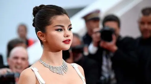 Selena Gomez se lansează în industria de beauty