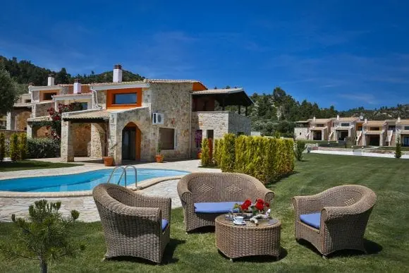 Explorați paradisul secret din Halkidiki, la Nefeli Villas and Suites