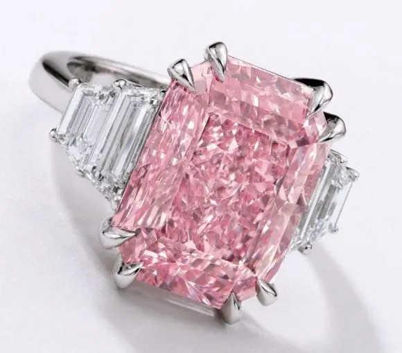 Un diamant roz, rar, de 10 carate este estimat la 25 de milioane de dolari