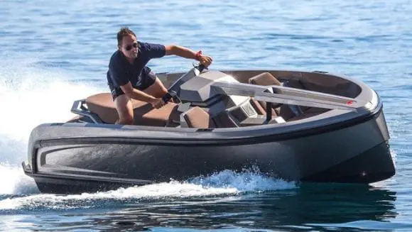 Vanqraft VQ16, combinația unică dintre un scuter de apă și un super-iaht