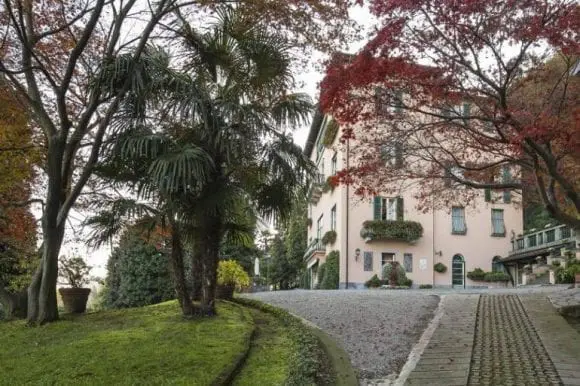 Vila impresionantă cu 50 de camere a Donatellei Versace din nordul Italiei
