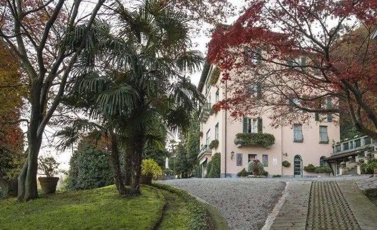 Vila impresionantă cu 50 de camere a Donatellei Versace din nordul Italiei