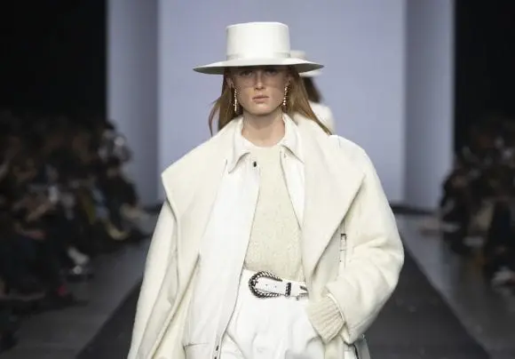 Alberta Ferretti – Inspirația anilor ’80 în ritm trepidant