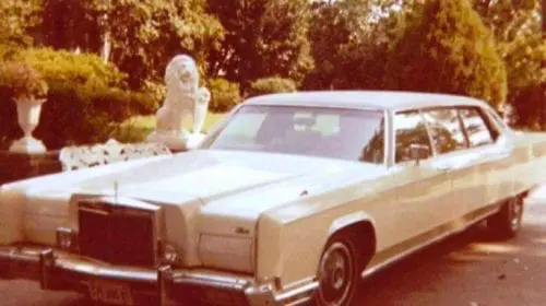 Limuzina personală și un Harley Davidson aparținând lui Elvis Presley, scoase la licitație