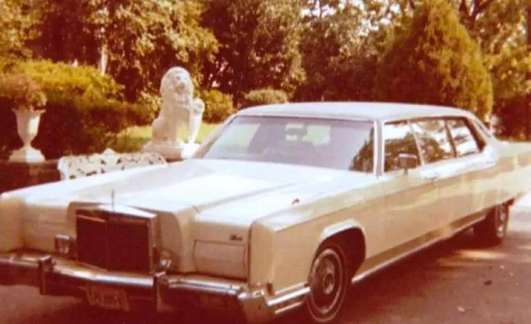 Limuzina personală și un Harley Davidson aparținând lui Elvis Presley, scoase la licitație