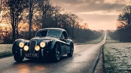 Un startup a transformat un Jaguar luxos din 1953 într-un bolid electric