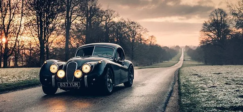 Un startup a transformat un Jaguar luxos din 1953 într-un bolid electric