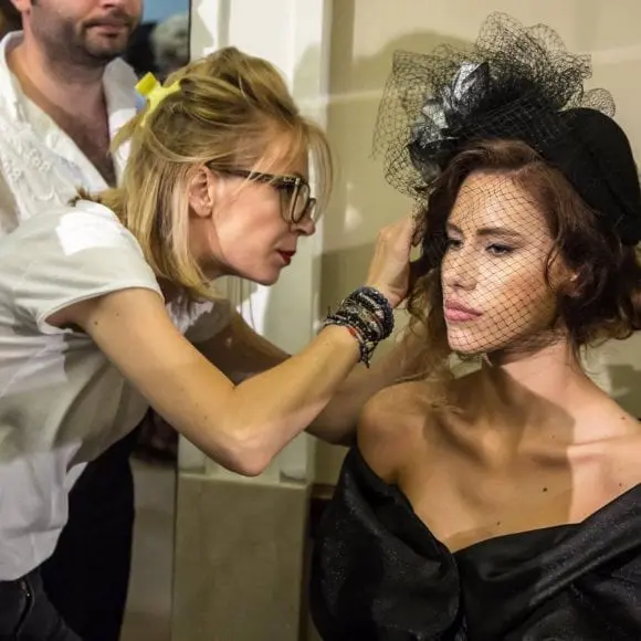 Mădălina Vlad Pălării – despre arta accesoriilor de păr custom-made și pălăriile care plimbă suflet prin lume