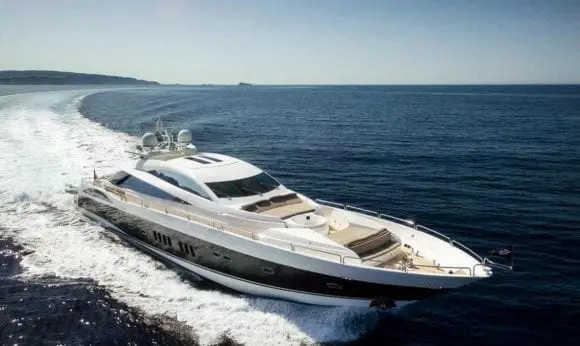 Iahtul Casino Royale din seria „James Bond”, disponibil spre închiriere