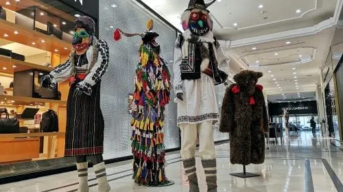 The Grand Avenue găzduiește o expoziție de artă dedicată satului românesc