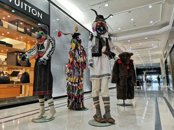 The Grand Avenue găzduiește o expoziție de artă dedicată satului românesc