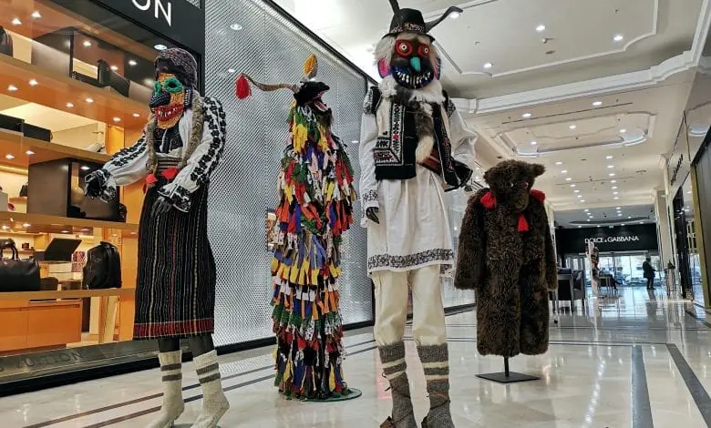 The Grand Avenue găzduiește o expoziție de artă dedicată satului românesc