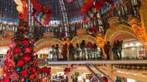 Vitrinele marilor magazine, transformate spectaculos de sărbători