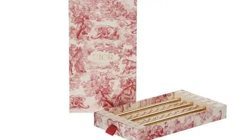 Set de paie Dior la prețul de 150 de dolari