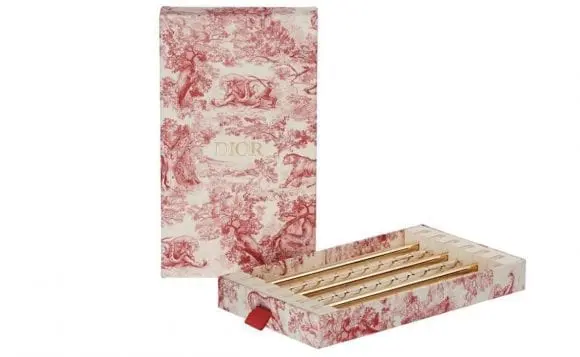 Set de paie Dior la prețul de 150 de dolari