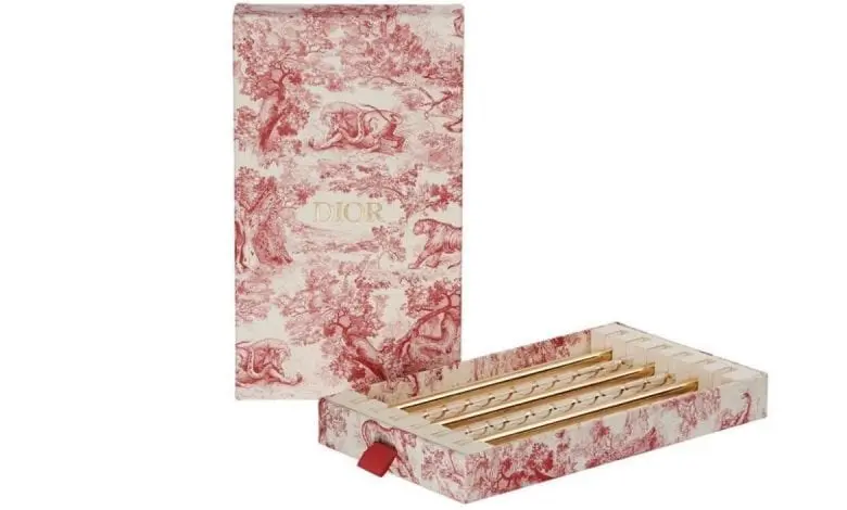 Set de paie Dior la prețul de 150 de dolari