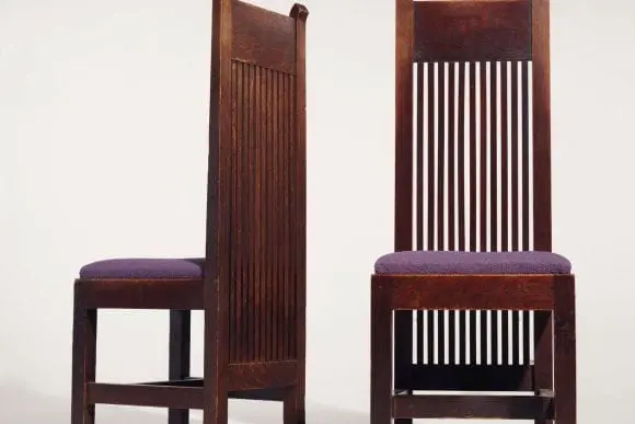 O pereche de scaune cu design Frank Lloyd Wright, scoase la licitație cu peste 200.000 de dolari
