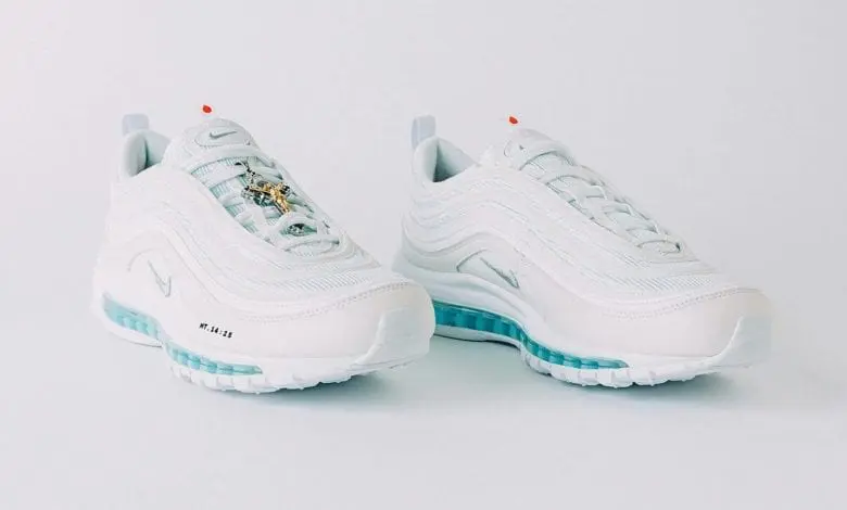 MSCHF prezintă primii pantofi sport care conțin apă sfințită