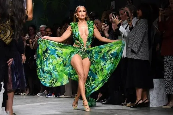 J-Lo arată uluitor în noua campanie Versace