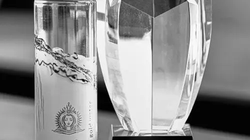 Aur’a – apa alcalină care a cucerit lumea prin simplitate și eleganță