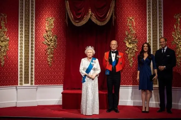 Figurile din ceară ale prinţului Harry şi soţiei lui, separate de familia regala la Madame Tussauds