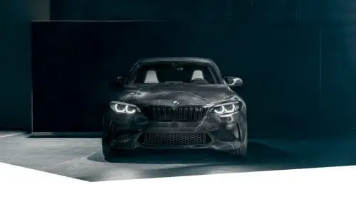 Un BMW M2 pictat manual, în ediție rebelă cu artistul FUTURA 2000